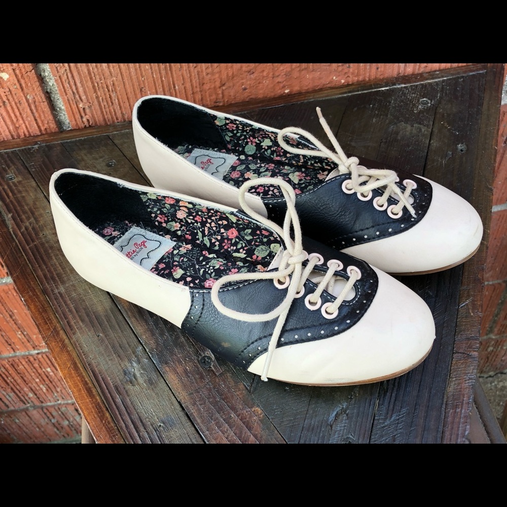 ModCloth Lace up Oxford-inspired flats